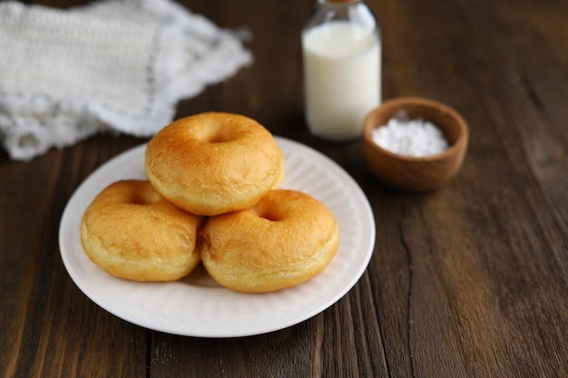 Donat kampung o donuts con azúcar en polvo espolvoreado dulce y delicioso enfoque suave