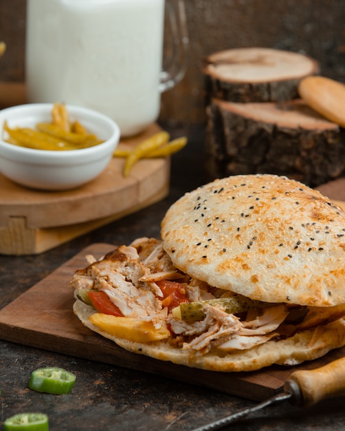 Doner de carne caucásica en pan.