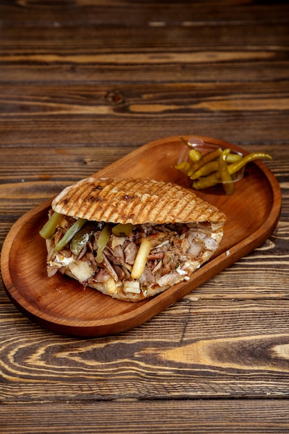 Doner de carne en pan con papas fritas