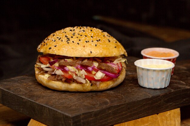 Doner de carne en pan sobre una plancha de madera