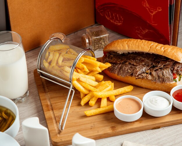 Doner de carne con papas fritas vista lateral