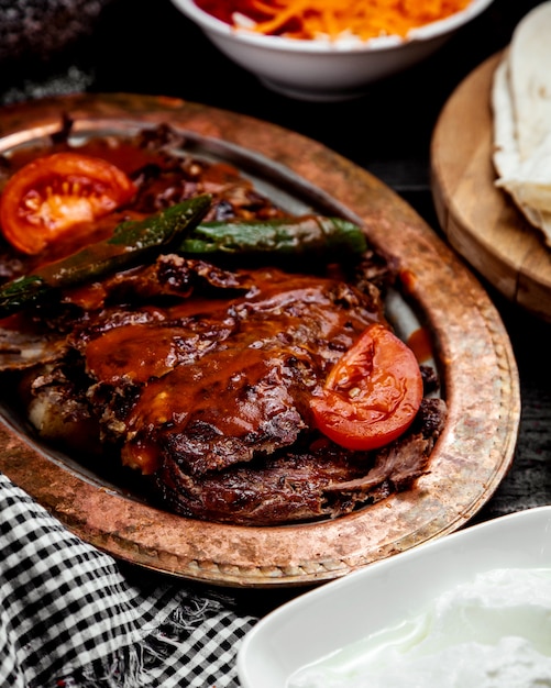 Doner de carne con salsa de tomate