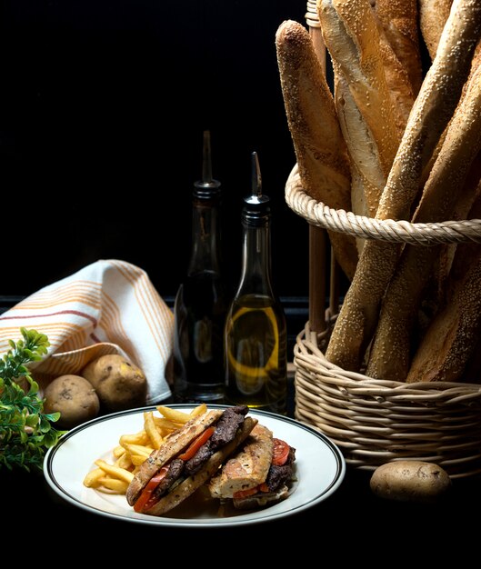 Doner de carne con tomate y papas fritas