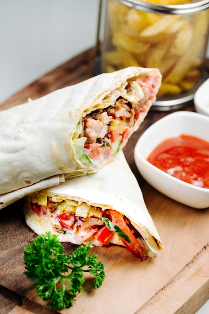 Doner envuelto en lavash con papas fritas y salsa de tomate