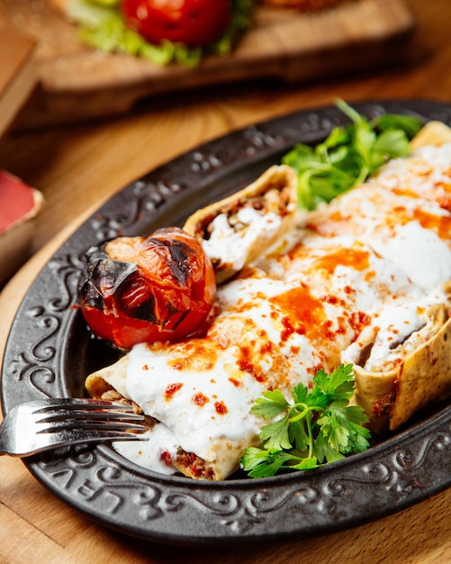 Doner envuelto en lavash con tomate asado