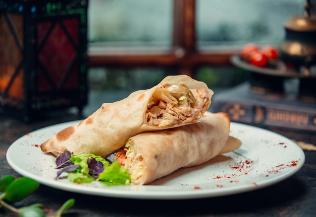 Foto gratuita doner envuelto de pollo con tomate