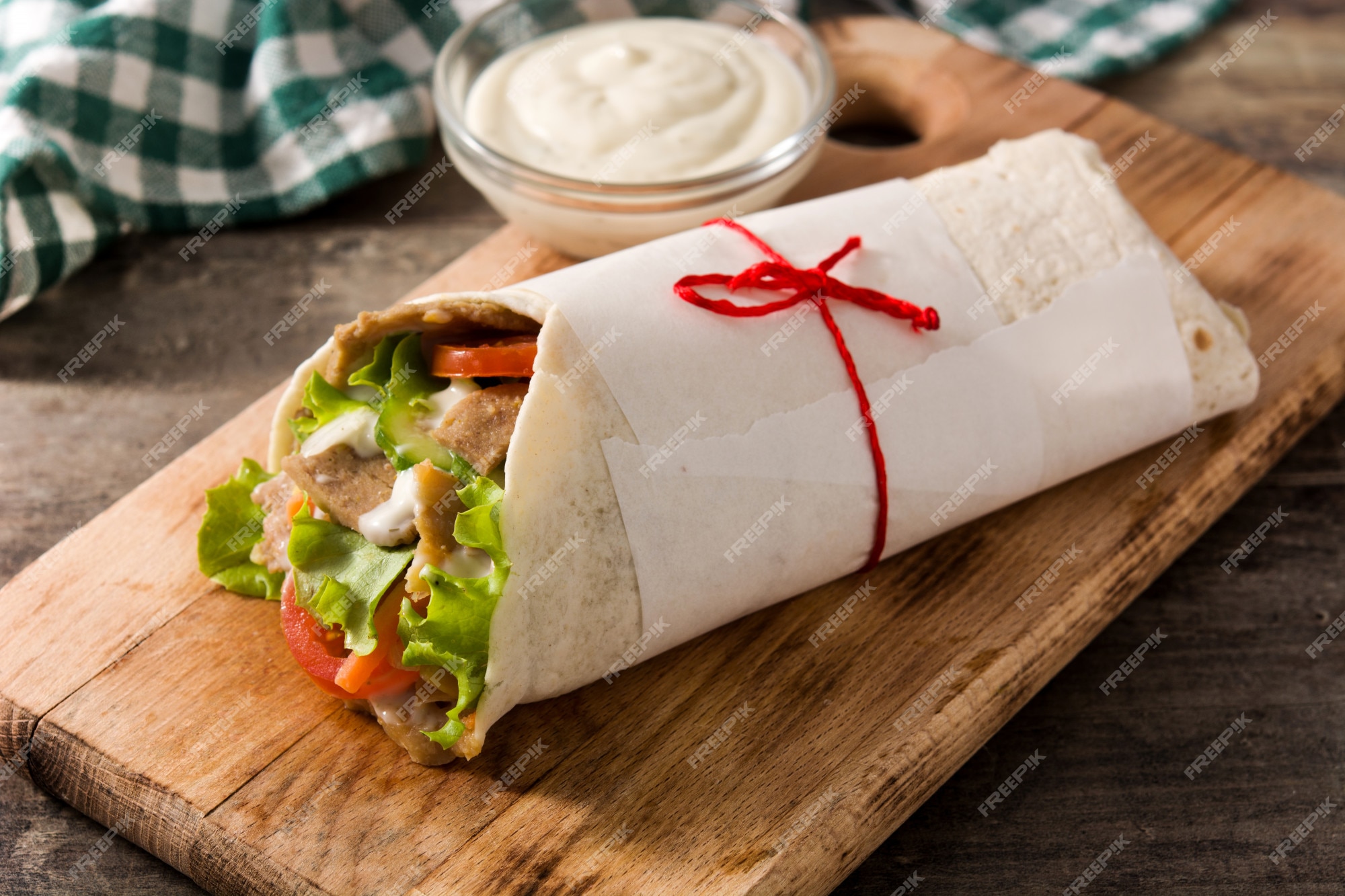 Doner kebab o shawarma sandwich en mesa de madera. | Foto Premium