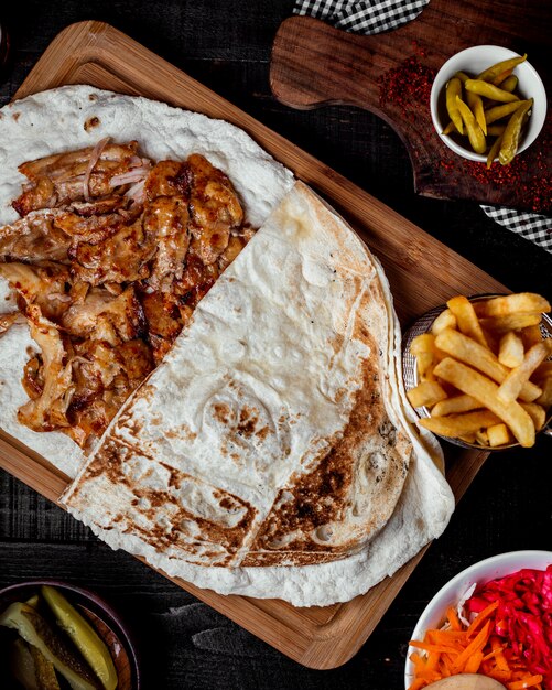 Doner kebab de pollo colocado en pan plano