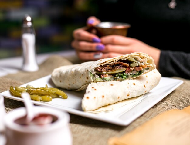 Doner en lavash carne lechuga pepino tomate picante pimiento vista lateral