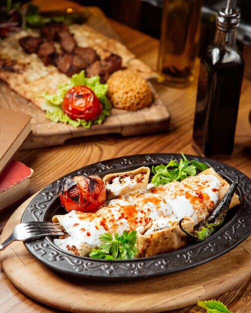 Doner en lavash cubierto con crema agria