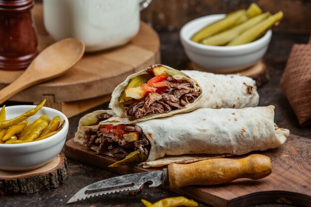 doner a la plancha con espinas de pepino, tomate y papas fritas