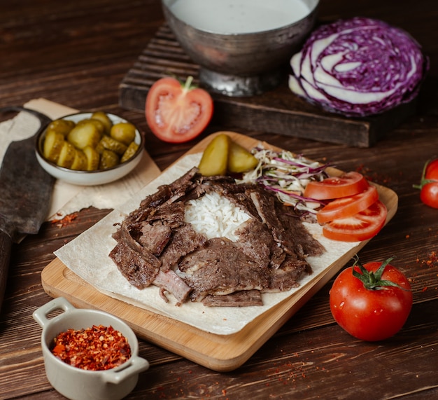 Doner rebanadas de carne con verduras y hierbas