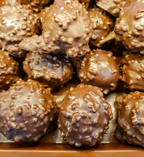 Donut con chocolate y cacahuete.