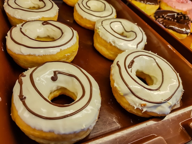 Foto gratuita donut con chocolate y cacahuete.