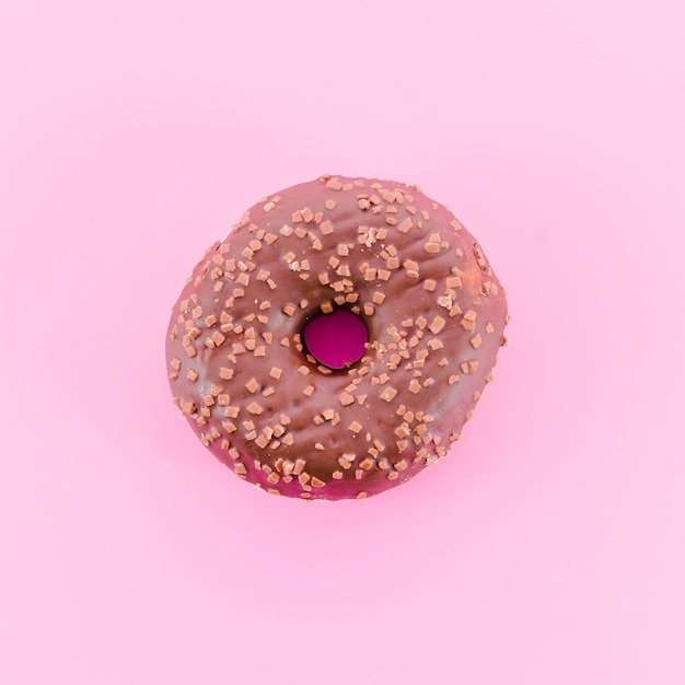 Foto gratuita donut de chocolate con fondo de color