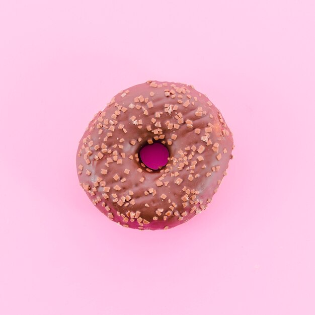 Donut de chocolate con fondo de color