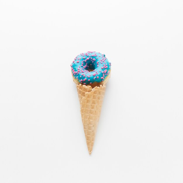 Donut en concepto de cono de helado