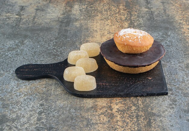 Donut cubierto con azúcar en polvo y caramelos dulces