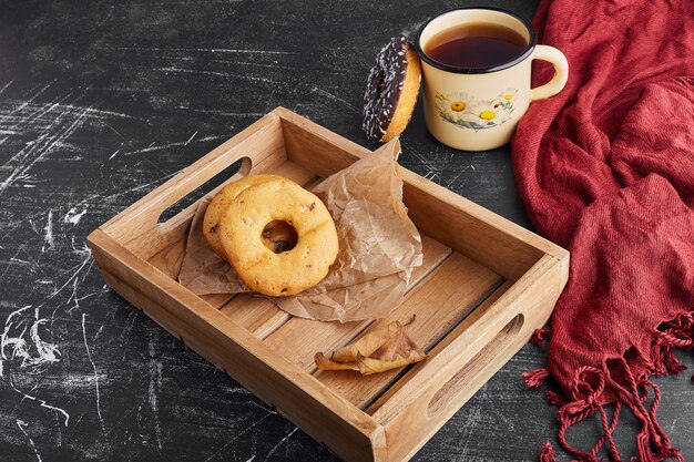 Donut galletas con una taza de té.