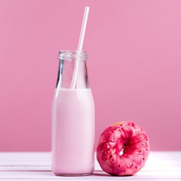 Donut glaseado y batido de fresa