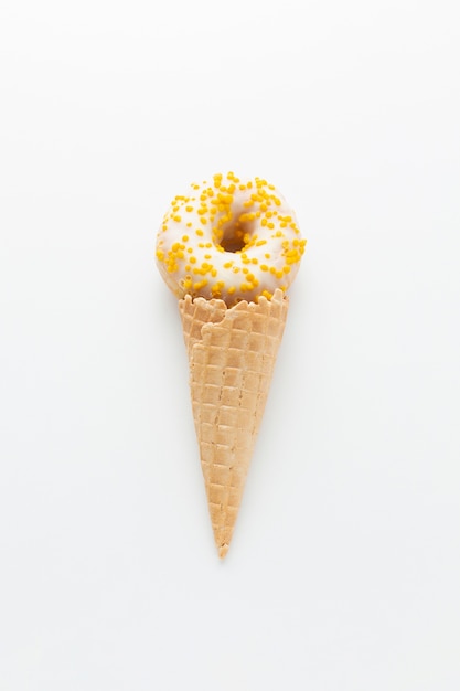 Donut glaseado en cono de helado