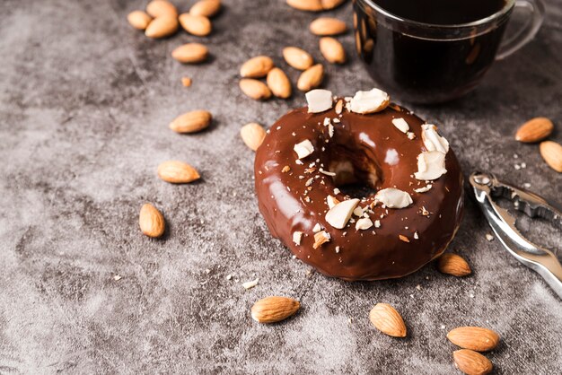 Donut de primer plano con café