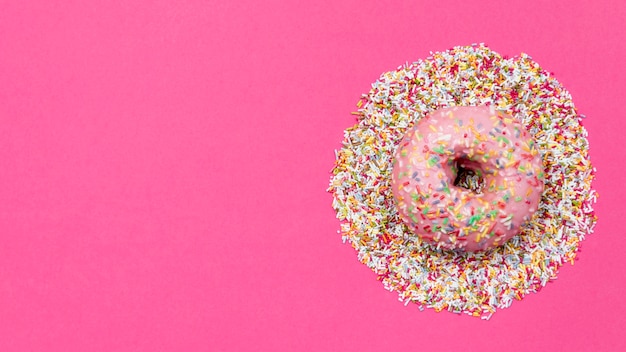 Donut con rociado de espacio de copia