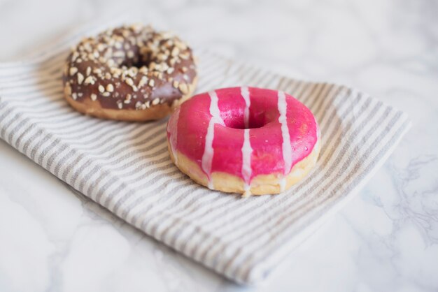 Donut con sabor de alto ángulo en una toalla