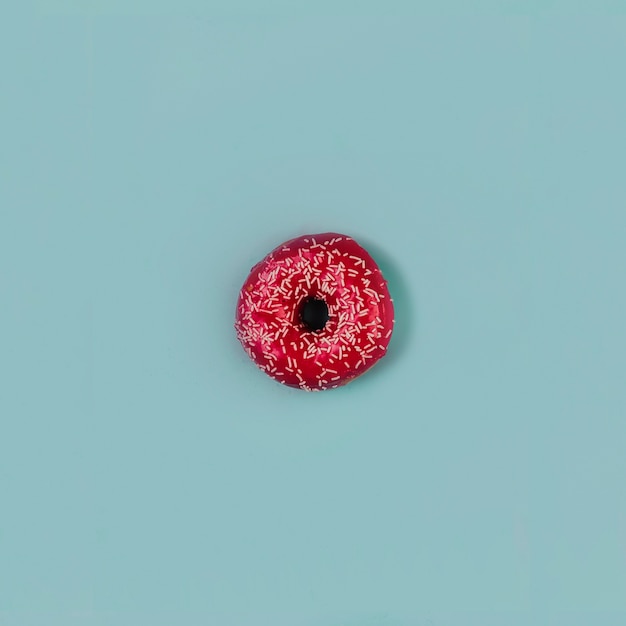 Foto gratuita donut sabroso en azul