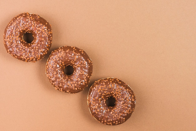 Donuts de azúcar con glaseado de chocolate negro y salpicaduras