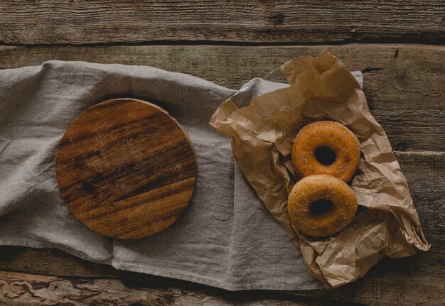 Donuts y bandeja de madera