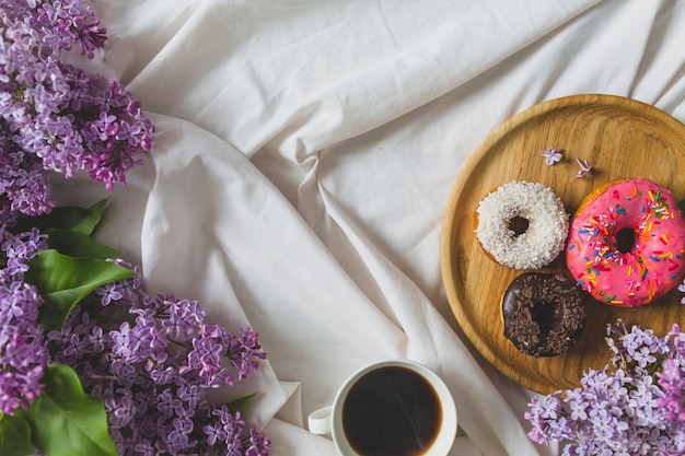 Foto gratuita donuts y café cerca de lila