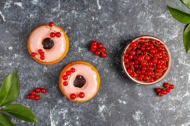 Donuts caseros deliciosos del esmalte de la grosella roja.