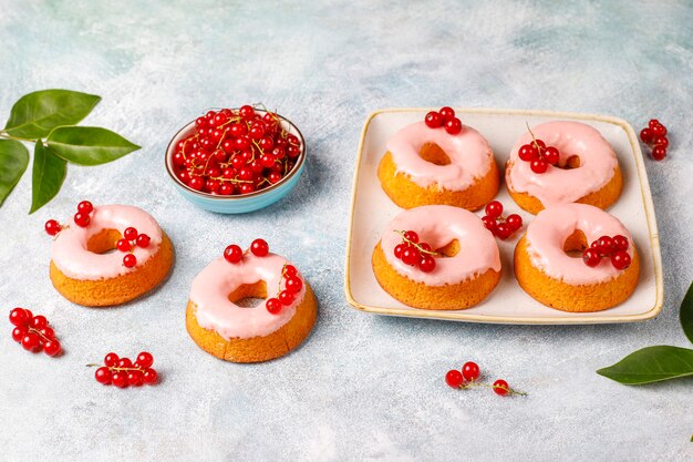 Donuts caseros deliciosos del esmalte de la grosella roja.