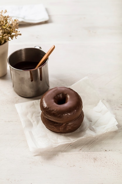 Foto gratuita donuts de chocolate caseros en papel de seda