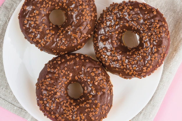 Donuts de chocolate deliciosos frescos en placa