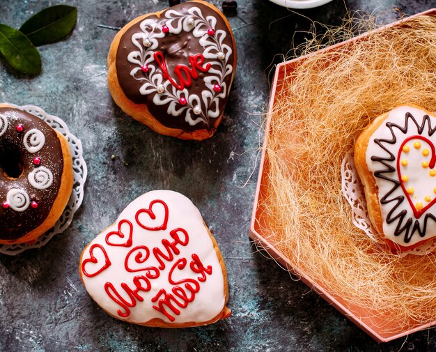 Donuts con chocolate y pinturas