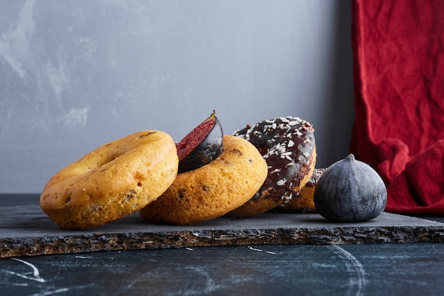 Donuts de chocolate en un plato de piedra negra.