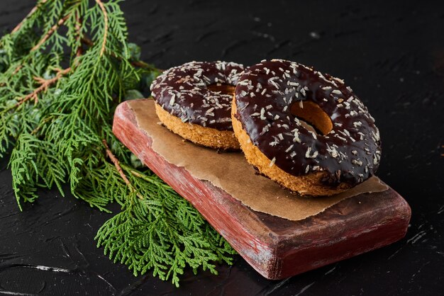 Donuts de chocolate sobre una tabla de madera.