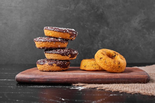 Donuts de chocolate en una tabla de madera