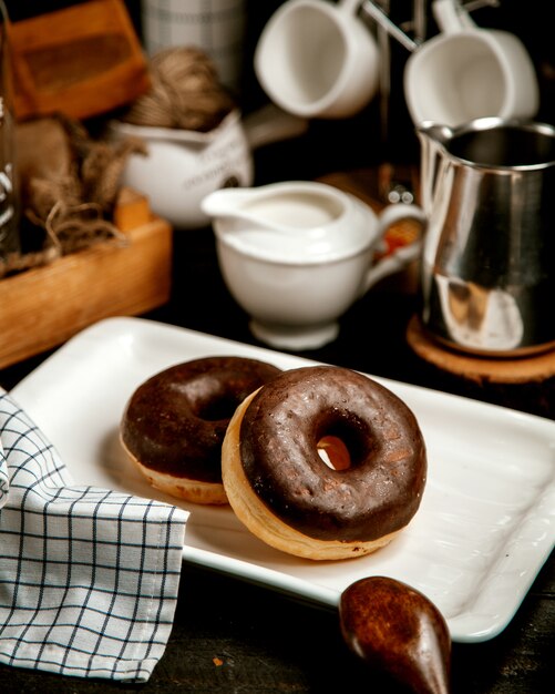 Donuts con cobertura de chocolate