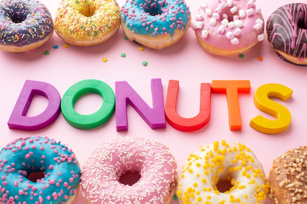 Foto gratuita donuts de colores con letras