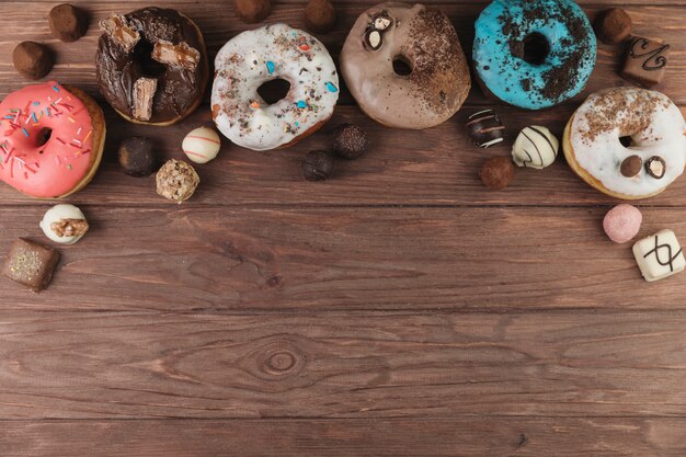 Donuts coloridos con bombones