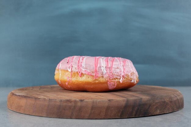 Donuts con crema en la parte superior aislada sobre mesa de hormigón.