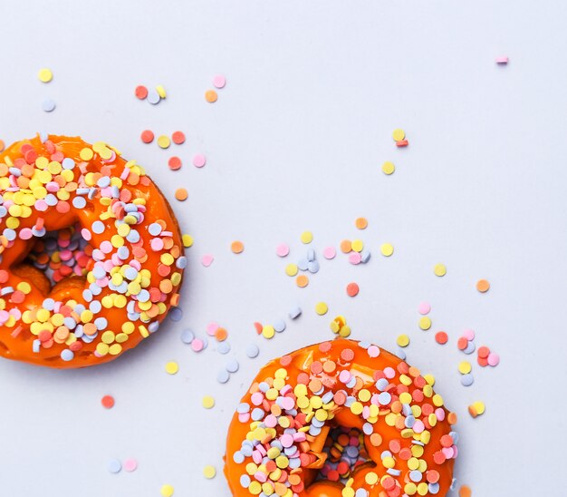 Donuts deliciosos en blanco