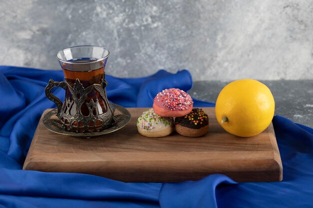 Donuts dulces coloridos con una taza de té.