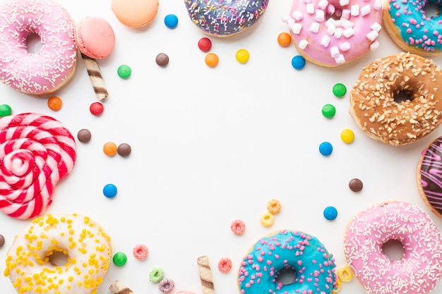 Foto gratuita donuts y dulces copian espacio