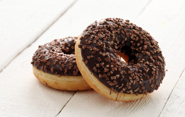 Donuts frescos y sabrosos con glaseado de chocolate