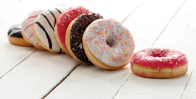 Donuts frescos y sabrosos con glaseado