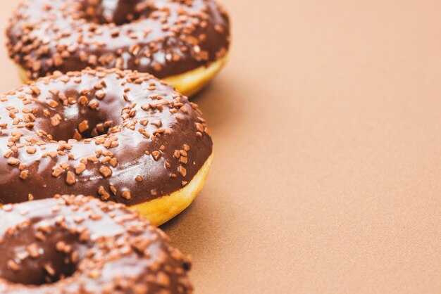 Donuts glaseados de chocolate con cobertura de cacao y rocía